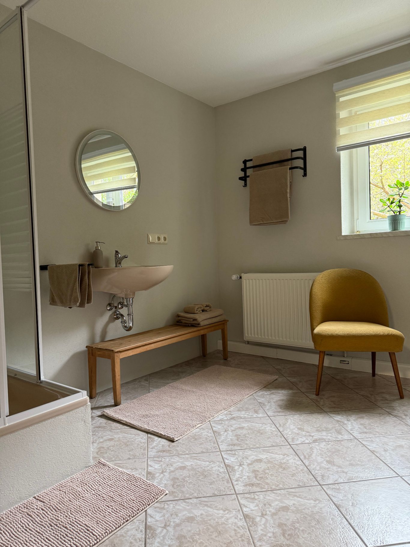 Badezimmer mit Wanne und Dusche