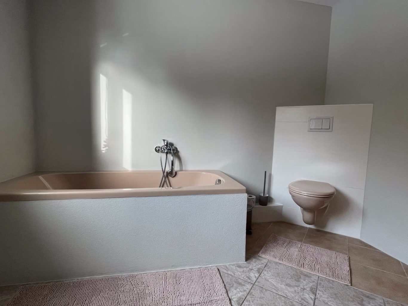 Bad mit Badewanne und Dusche